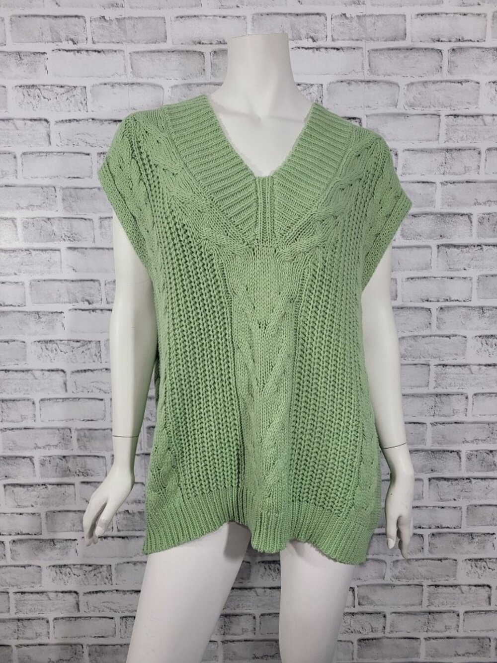 NWT Elan Sleevless Sweater Oversized V Neck Light Green Cable Knit Size Medium